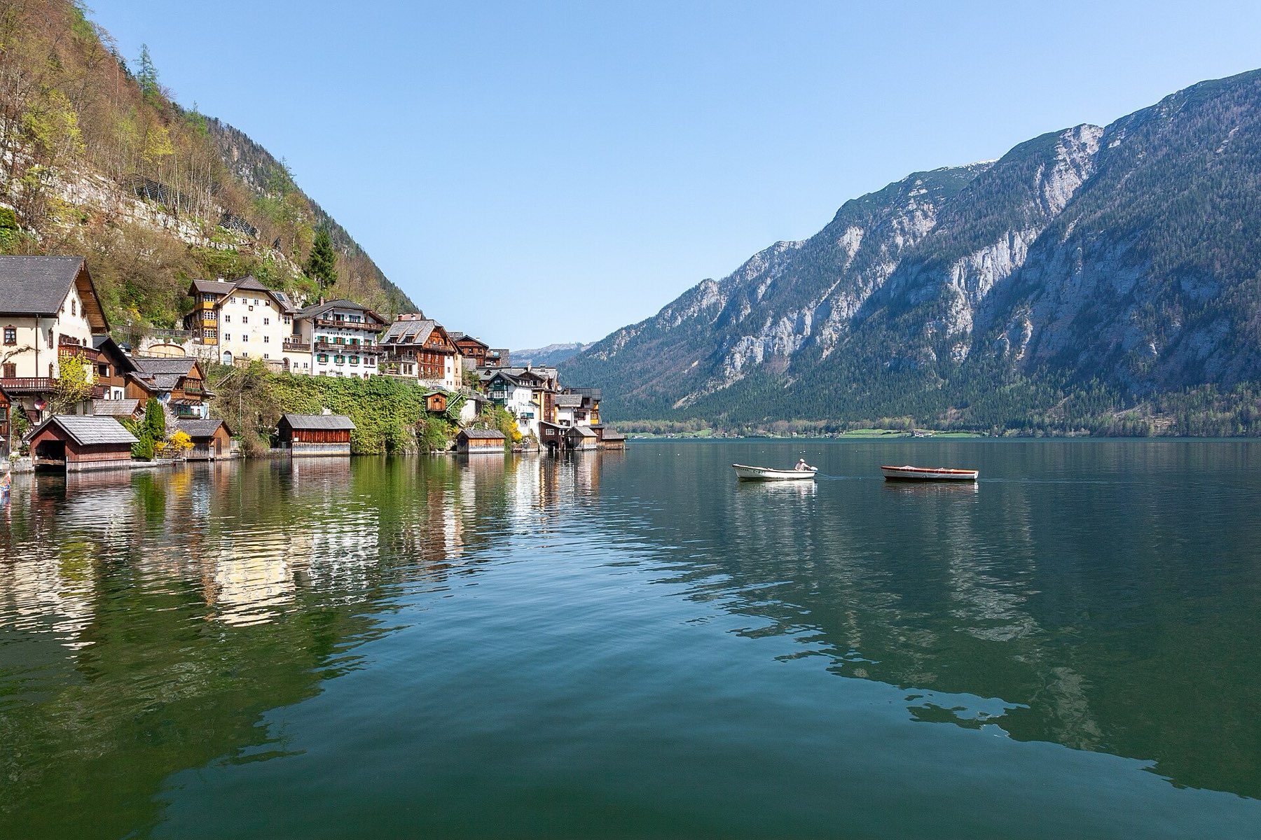 Hallstatt am See, HĂ€user am Ufer vor den Bergen